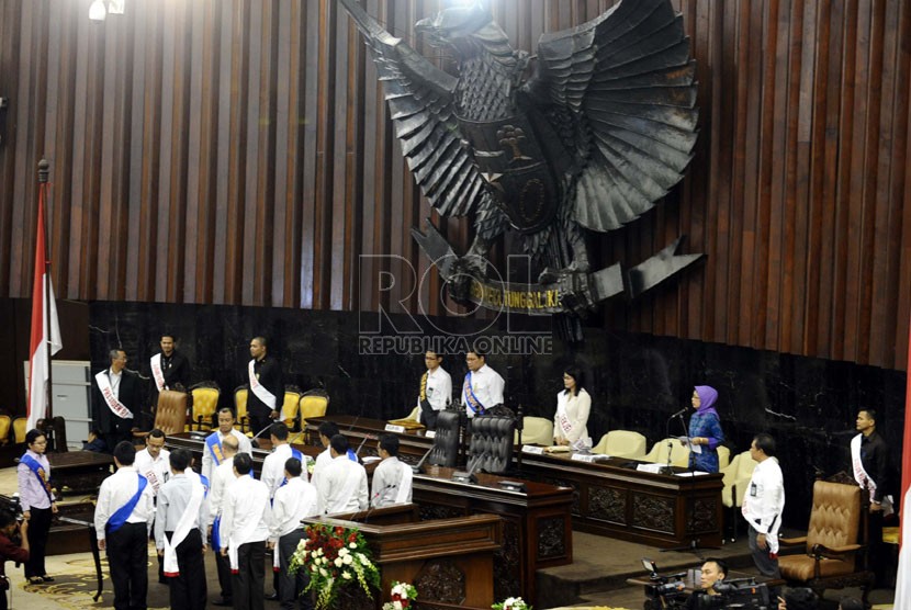 Suasana gladi bersih pelantikan anggota DPR di Kompleks Parlemen Senayan, Jakarta, Selasa (30/9). (Republika/ Tahta Aidilla)