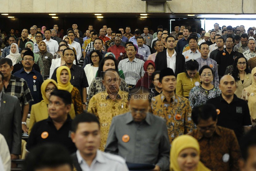 Suasana gladi bersih pelantikan anggota DPR di Kompleks Parlemen Senayan, Jakarta, Selasa (30/9). (Republika/ Tahta Aidilla)