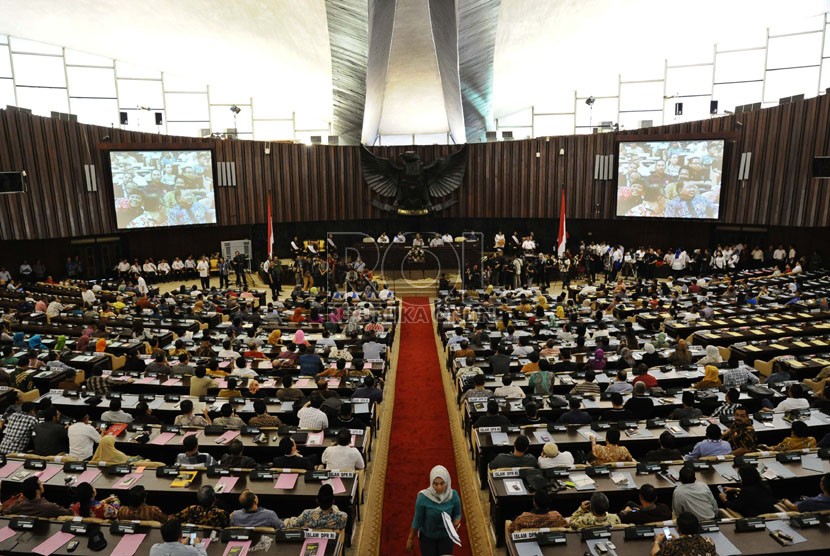 Suasana gladi bersih pelantikan anggota DPR di Kompleks Parlemen Senayan, Jakarta, Selasa (30/9). (Republika/ Tahta Aidilla)