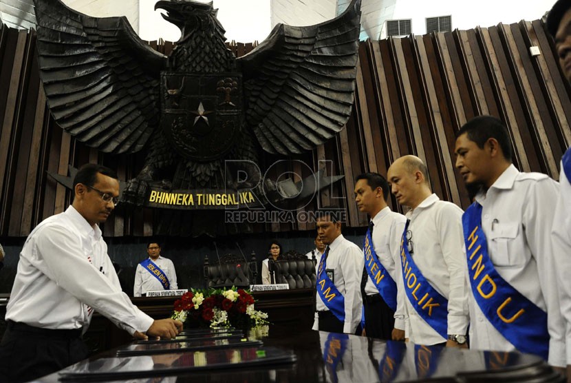 Suasana gladi bersih pelantikan anggota DPR di Kompleks Parlemen Senayan, Jakarta, Selasa (30/9). (Republika/ Tahta Aidilla)