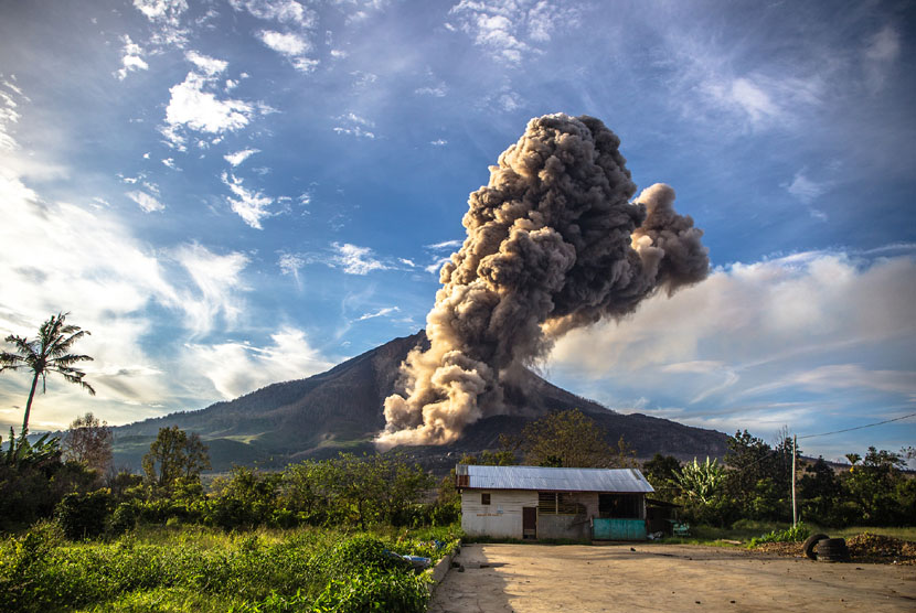   Gunung Sinabung mengeluarkan material vulkanik, tampak dari Desa Brastepu, Karo, Sumut, Selasa (30/9). (Antara/Endro Lewa)