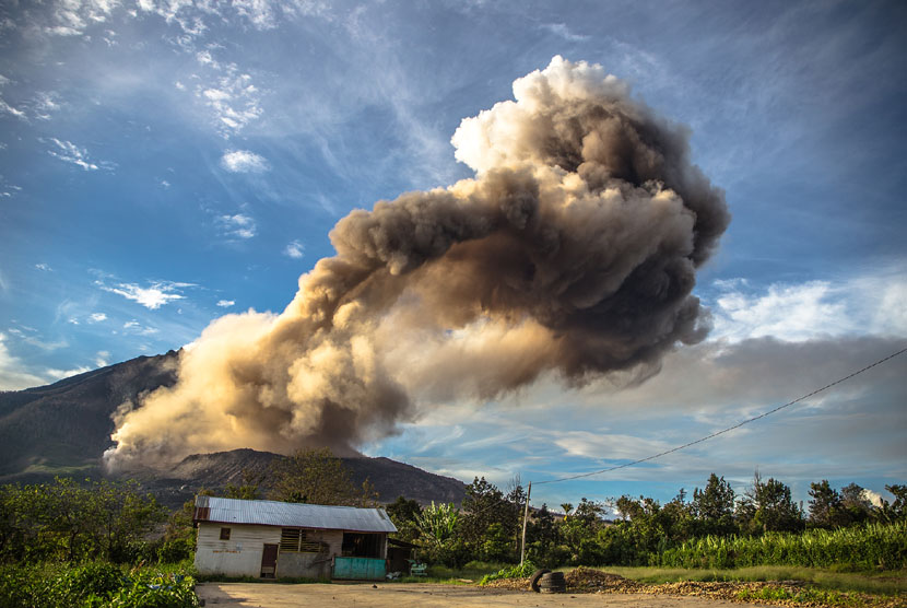   Gunung Sinabung mengeluarkan material vulkanik, tampak dari Desa Brastepu, Karo, Sumut, Selasa (30/9). (Antara/Endro Lewa)
