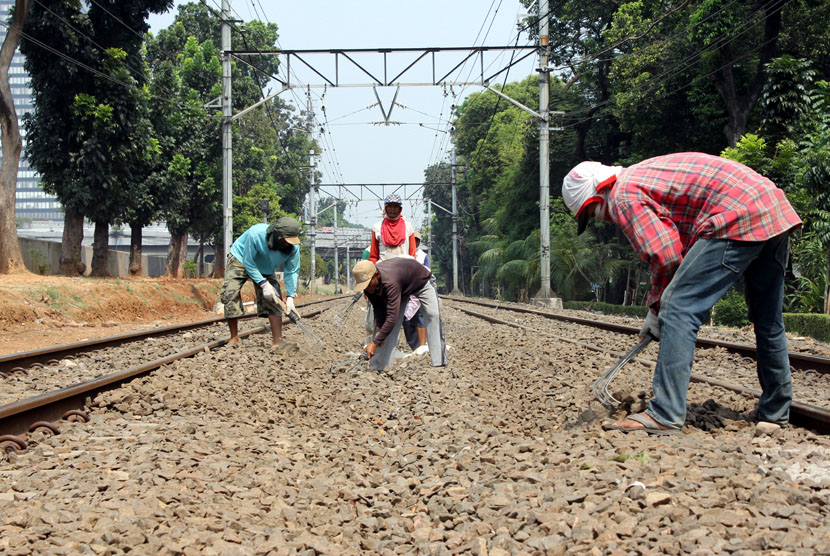  Para pekerja tengah mengerjakan penaikan rel kereta api di perlintasan rel kereta api Stasiun Sudirman, Jakarta, Selasa (30/9). (foto : mgROL30)