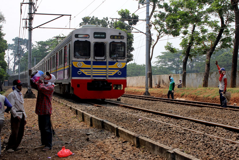   Kereta api melintas di perlintasan rel kereta api Stasiun Sudirman, Jakarta, Selasa (30/9). (foto : mgROL30)