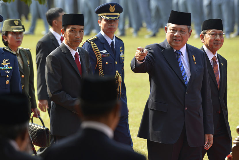  Presiden SBY (kedua kanan) bersama Wapres Boediono (kanan) dan Gubernur DKI Jakarta Joko Widodo (keempat kanan) usai Upacara Peringatan Hari Kesaktian Pancasila di Jakarta, Rabu (1/10).(Antara/Widodo S. Jusuf)