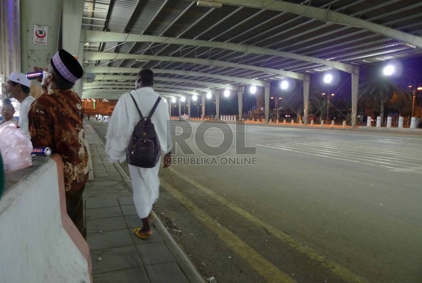   Jamaah haji berjalan kaki di jalan layang Jalan King Abdul Aziz menuju arah jamarat di Mina untuk menjalani sunah Tarwiyah, Rabu (1/10) malam waktu Arab Saudi. (Republika/Zaky Al HAmzah)