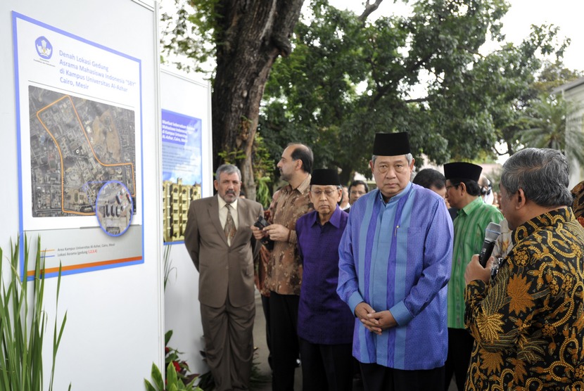  Presiden SBY (ketiga kanan) mendengarkan penjelasan Mendikbud M Nuh saat peresmian secara simbolis Asrama Mahasiswa Indonesia 'SBY' di Universitas Al-Azhar, Kairo, Mesir di Jakarta, Jumat (3/10).  (Antara/Andika Wahyu)