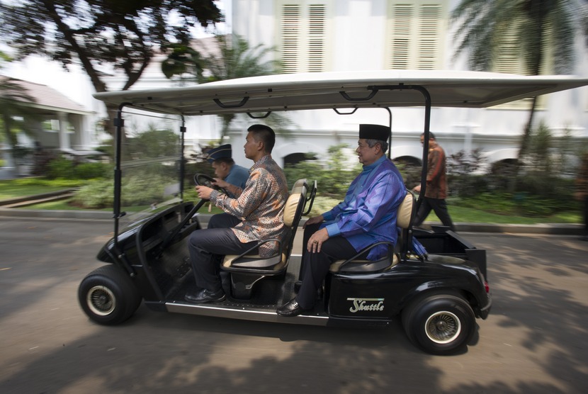   Presiden SBY (kanan) menaiki golf car seusai acara peresmian secara simbolis Asrama Mahasiswa Indonesia 'SBY' di Universitas Al-Azhar, Kairo, Mesir di halaman Masjid Baiturrahim, Kompleks Istana Kepresidenan, Jakarta, Jumat (3/10). (Antara/Andika Wahyu)