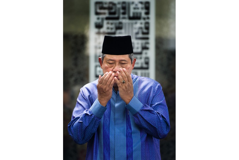  Presiden Susilo Bambang Yudhoyono berdoa saat acara peresmian secara simbolis Asrama Mahasiswa Indonesia 'SBY' di Universitas Al-Azhar, Kairo, Mesir di halaman Masjid Baiturrahim, Kompleks Istana Kepresidenan, Jakarta, Jumat (3/10). (Antara/Andika Wahyu)