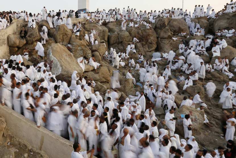  Ribuan jamaah haji dari seluruh penjuru dunia berkumpul dan memanjatkan doa di puncak Jabal Rahmah, Arafah, Jumat (3/10).  (Reuters/Muhammad Hamed)