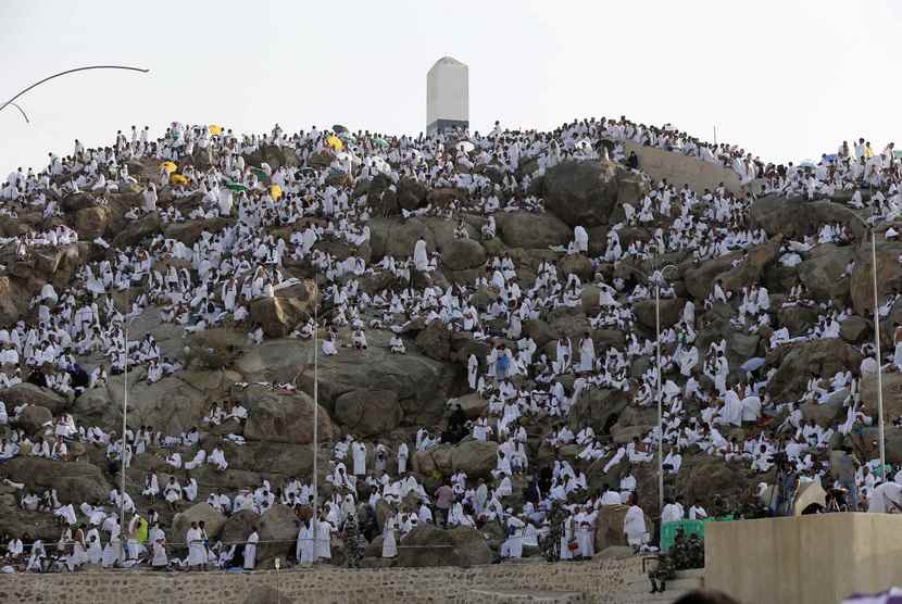   Ribuan jamaah haji dari seluruh penjuru dunia memanjatkan doa di puncak Jabal Rahmah, Arafah, Jumat (3/10).  (Reuters/Muhammad Hamed)