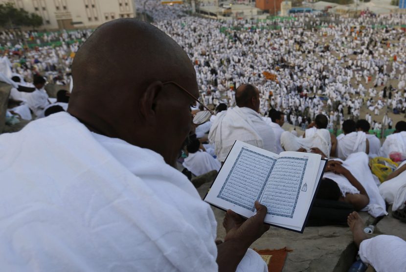  Seorang jamaah haji membaca kitab suci Alquran di puncak Jabal Rahmah, Arafah (ilustrasi).  
