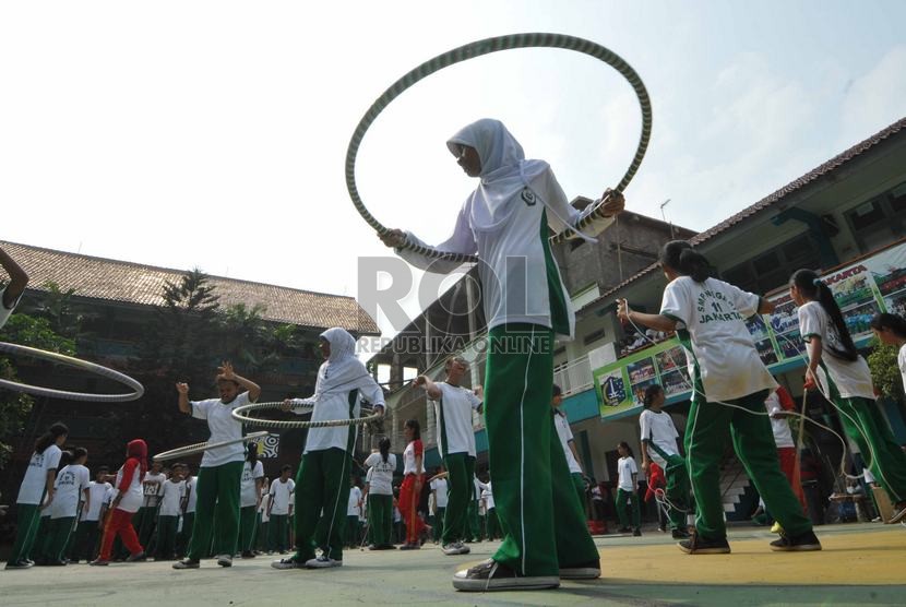  Sejumlah siswa mengikuti kegiatan pelatihan dasar tentang gaya hidup sehat dan aktif di lapangan SMPN 11 Jakarta, Jumat (3/10).   (Republika/Rakhmawaty La'lang)