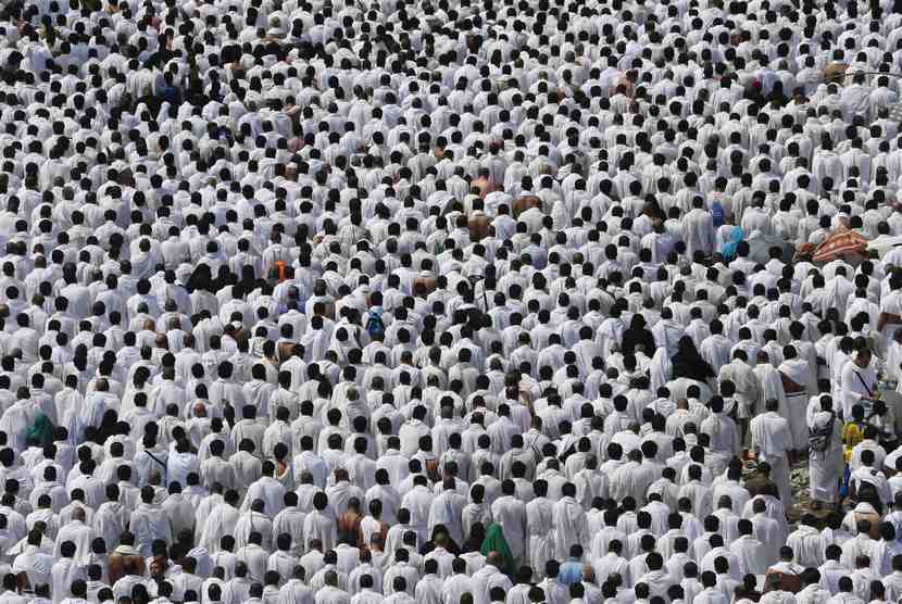   Jamaah haji yang tengah melaksanakan ibadah wukuf, menunaikan shalat Jumat di sekitar kawasan Masjid Namirah, Arafah, Jumat ( 3/10).   (Reuters/Muhammad Hamed)