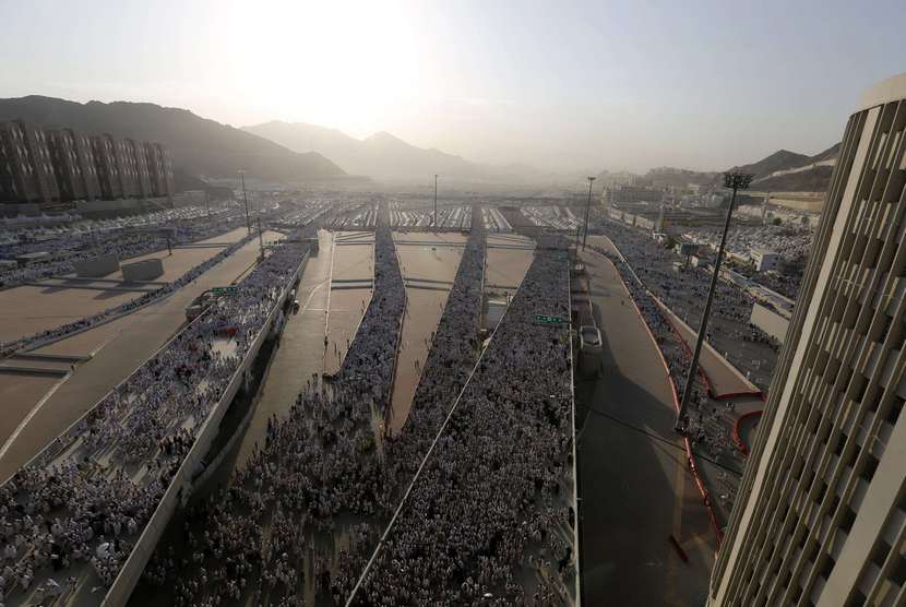   Pemandangan lautan manusia para jamaah haji yang hendak melempar jumrah di Mina, Sabtu (4/10). (Reuters/Muhammad Hamed)