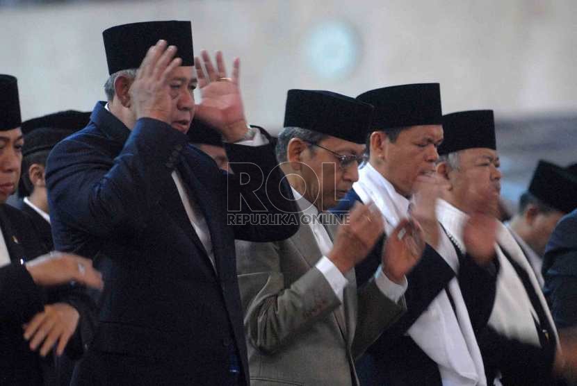   Presiden Susilo Bambang Yudhoyono bersama Wakil Presiden Boediono menunaikan ibadah shalat Idul Adha 1435 Hijriyah di Masjid Istiqlal, Jakarta, Ahad (5/10).   (Republika/Agung Supriyanto)