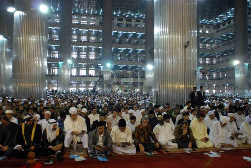 Ribuan jamaah menunaikan ibadah shalat Idul Adha 1435 Hijriyah di Masjid Istiqlal, Jakarta, Ahad (5/10).  (Republika/Agung Supriyanto)