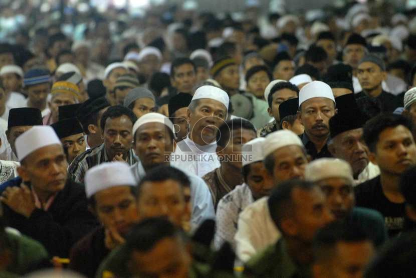   Ribuan jamaah menunaikan ibadah shalat Idul Adha 1435 Hijriyah di Masjid Istiqlal, Jakarta, Ahad (5/10).  (Republika/Agung Supriyanto)