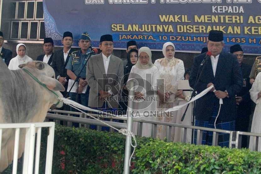 Presiden Susilo Bambang Yudhoyono serta Wakil Presiden Boediono menyerahkan hewan kurban sapi kepada wakil menteri agama usai menunaikan ibadah sholat Idul Adha 1435 Hijriyah di Masjid Istiqlal, Jakarta, Ahad (5/10). (Republika/Agung Supriyanto)