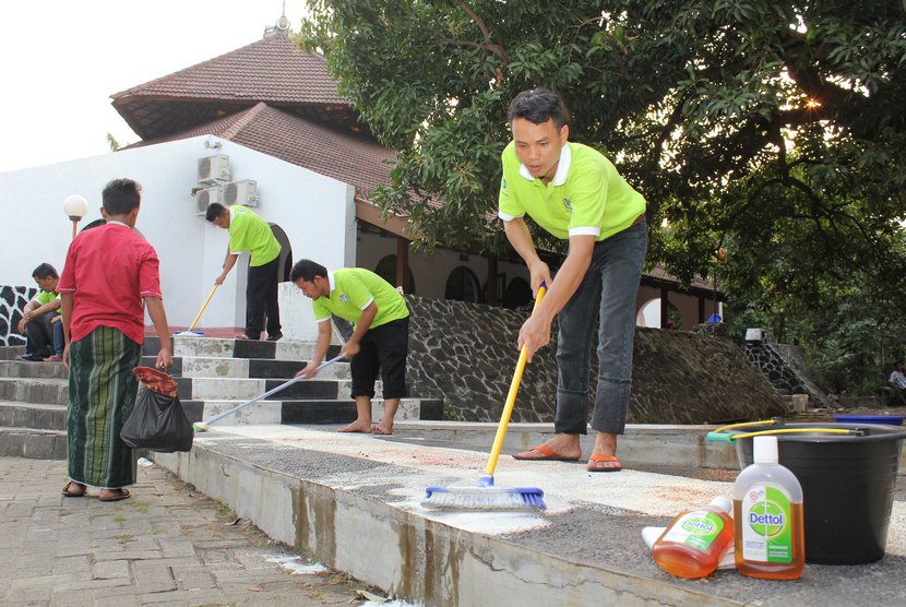   Warga kelurahan Kebon Kacang membersihkan area masjid yang digunakan untuk menyembelih hewan kurban saat perayaan hari raya Idul Adha di Masjid Jami Said Na’Um, Tanah Abang. (foto: Surya)