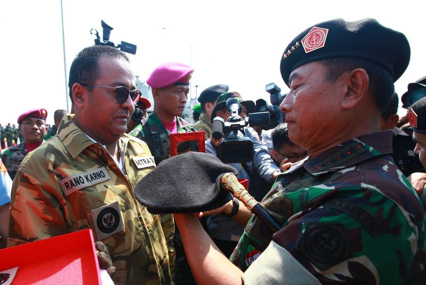  Panglima TNI, Jenderal TNI Moeldoko (kanan) menyematkan baret kepada Plt Gubernur Banten, Rano Karno (kiri) di Dermaga Ujung, Makoarmatim, Surabaya, Senin (6/10). (Antara/M Risyal Hidayat)