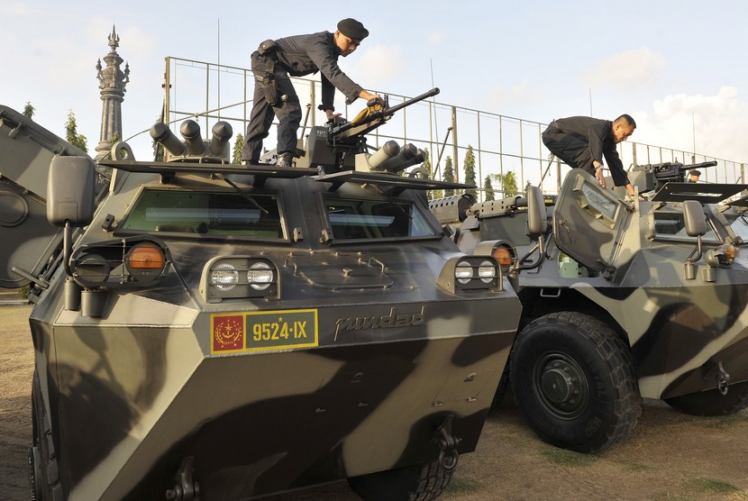  Dua prajurit TNI Kodam IX Udayana menyiapkan persenjataan di atas kendaraan tempur dalam Gelar Pasukan Pengamanan Bali Democracy Forum VII di Denpasar, Bali, Senin (6/10).  (Antara/Nyoman Budhiana)