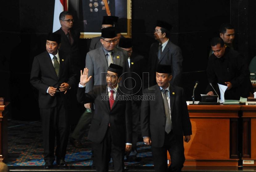   Presiden Terpilih Joko Widodo berjalan usai sidang paripurna DPRD DKI terkait pegunduran dirinya sebagai Gubernur DKI Jakarta di gedung DPRD DKI Jakarta, Senin (6/10). (Republika/Rakhmawaty La'lang)