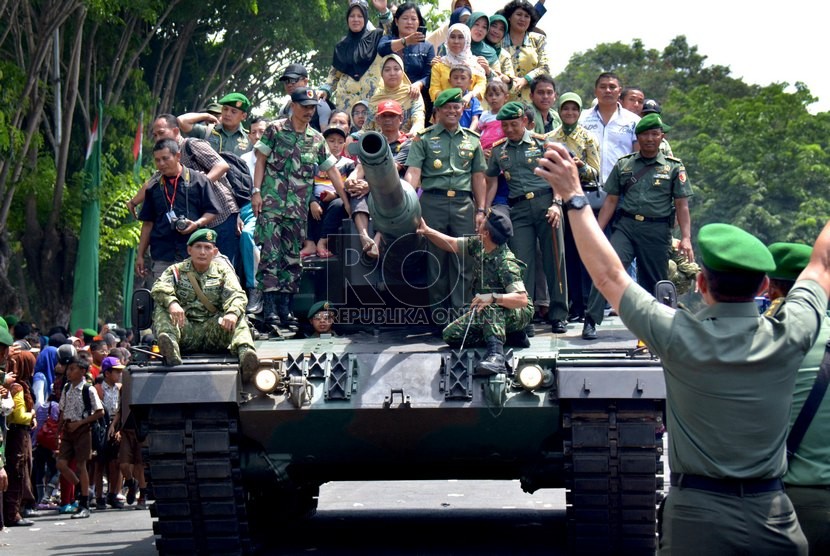 KSAD, Jendral TNI Gatot Nurmantyo (tengah), naik kendaraan tempur tank Leopard milik TNI AD bersawa ratusan warga, saat Pameran Alutsista di Makodam V/ Brawijaya Surabaya, Rabu (8/10).   (Republika/Eric Ireng)