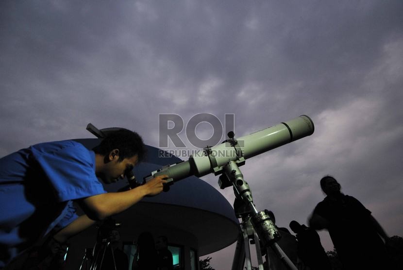  Petugas Planetarium menyeting alat teropong pengamatan terjadinya Gerhana Bulan di Planetarium Taman Ismail Marzuki, Jakarta Pusat, Rabu (8/10).   (Republika/Rakhmawaty La'lang)