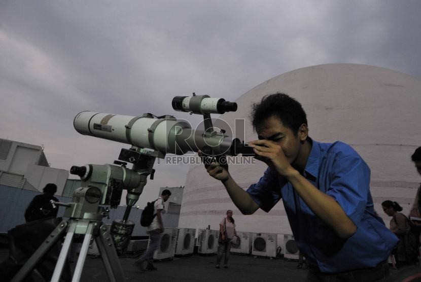  Petugas Planetarium menyeting alat teropong pengamatan terjadinya Gerhana Bulan di Planetarium Taman Ismail Marzuki, Jakarta Pusat, Rabu (8/10).   (Republika/Rakhmawaty La'lang)