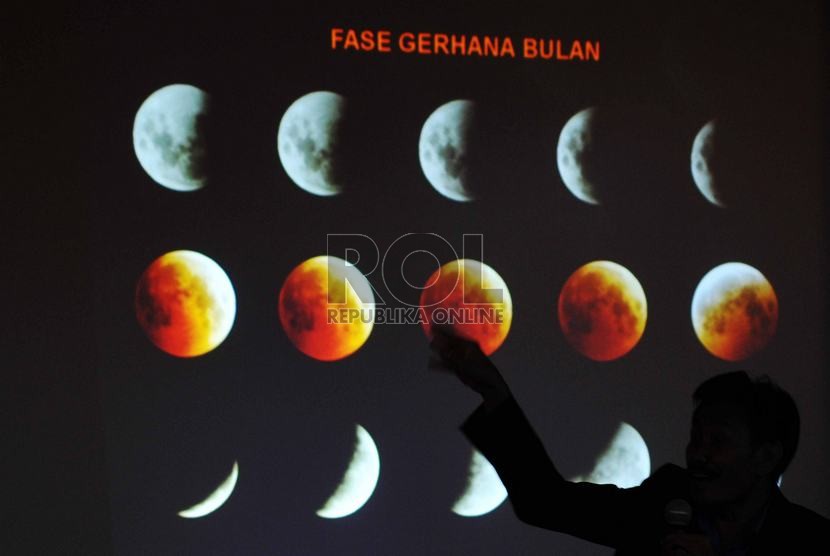  Narasumber Planetarium Cecep Nurhendaya memaparkan mengenai proses terjadinya Gerhana Bulan di Planetarium Taman Ismail Marzuki, Jakarta Pusatm, Rabu (8/10).   (Republika/Rakhmawaty La'lang)