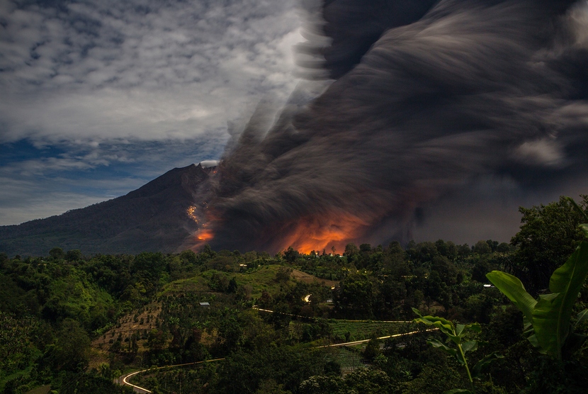 Lava pijar disertai debu vulkanik meluncur di lereng Gunung Sinabung, tampak dari Desa Tiga Pancur, Karo, Sumut, Kamis (9/10) dini hari.   (Antara/Endro Lewa)