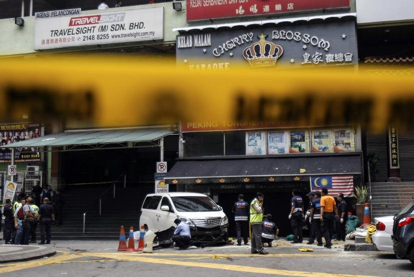  Polisi melakukan olah TKP ledakan granat di pusat perbelanjaan Bukit Bintang, Kuala Lumpur, Kamis (9/10).   (REUTERS/Stringer)