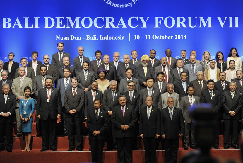  Presiden Susilo Bambang Yudhoyono berfoto bersama sejumlah pemimpin negara seusai pembukaan Bali Democracy Forum (BDF) VII di Nusa Dua, Bali, Jumat (10/10).  (Antara/Nyoman Budhiana)