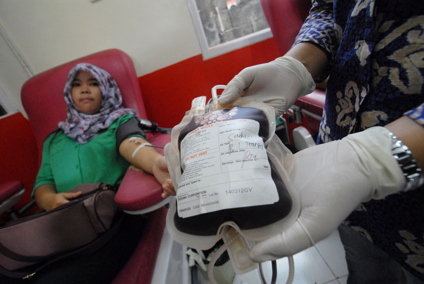  Petugas menunjukkan labu darah pendonor di unit donor darah Palang Merah Indonesia (PMI) Tasikmalaya, Kota Tasikmalaya, Jawa Barat, Jumat (10/10).  (Antara/Adeng Bustomi)