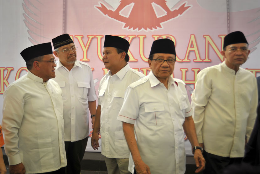   Ketua Dewan Pembina Gerindra Prabowo Subianto (tengah) bersama petinggi KMP (dari kiri) Aburizal Bakrie (Golkar), MS Kaban (PAN), Akbar Tandjung (Golkar) serta Suryadharma Ali (PPP) di Jakarta, Jumat (10/10).(Antara/Yudhi Mahatma)