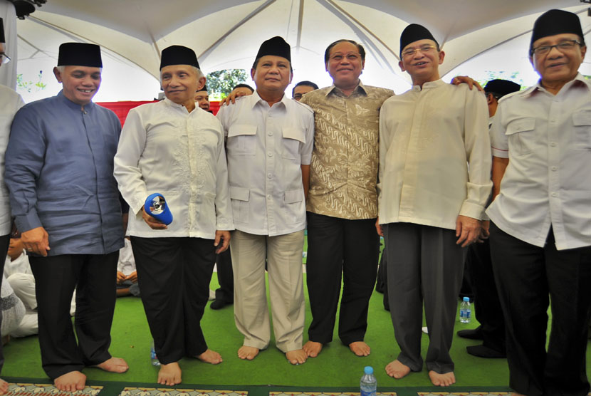   Ketua Dewan Pembina Gerindra Prabowo Subianto (tengah) bersama petinggi KMP (dari kiri) Hatta Rajasa (PAN), Amin Rais (PAN), Djan Farid (PPP), Suryadharma Ali (PPP) serta Akbar Tandjung (Golkar) di Jakarta, Jumat (10/10).(Antara/Yudhi Mahatma) 