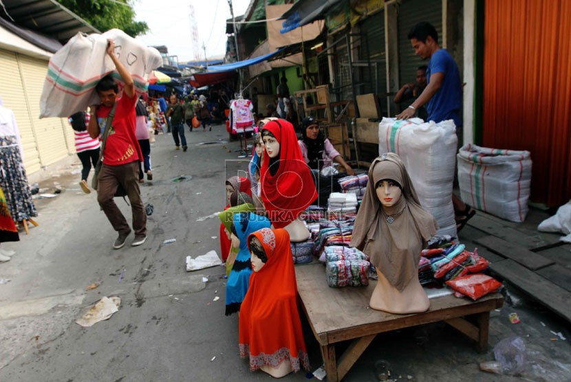 Pedagang kaki lima (PKL) merapikan dagangannya di kawasan Tanah Abang, Jakarta, Ahad (12/9). (Republika/Yasin Habibi)