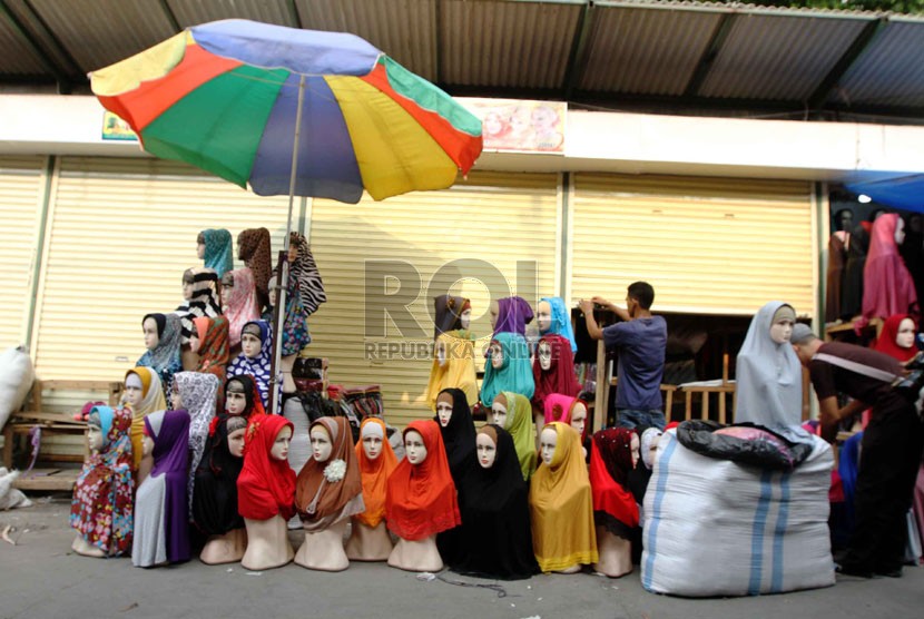  Pedagang kaki lima (PKL) merapikan dagangannya di kawasan Tanah Abang, Jakarta, Ahad (12/9). (Republika/Yasin Habibi)
