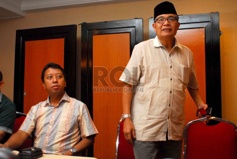 Sekjen PPP, Romahurmuziy (kiri) bersama Waketum PPP, Emron Pangkapi usai memberikan keterangan pers di Jakarta, Ahad (12/10). (Republika/Agung Supriyanto)