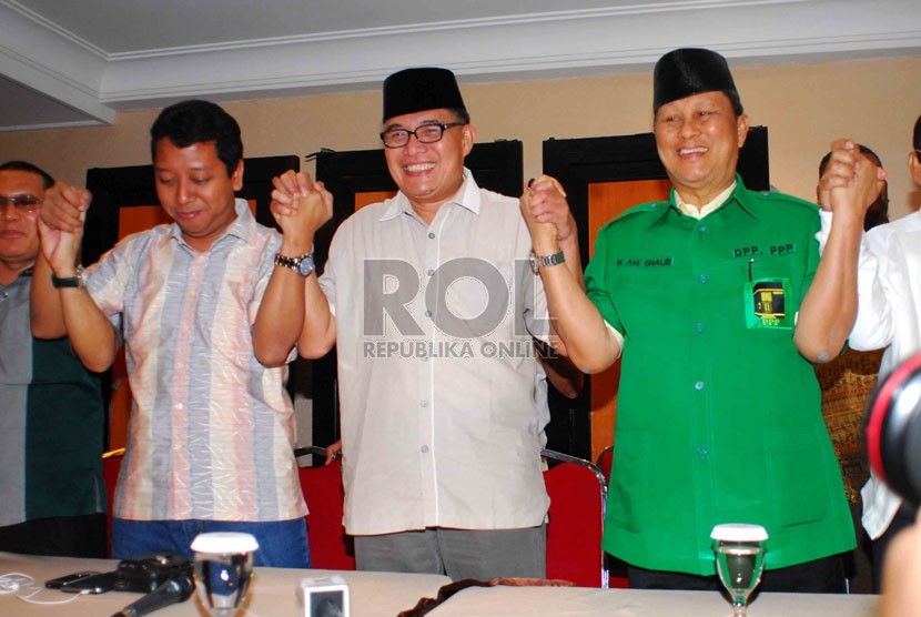   (dari kiri) Sekjen PPP, Romahurmuziy, Waketum PPP, Emron Pangkapi dan Ketua DPP PPP Andi M Ghalib memberikan keterangan pers di Jakarta, Ahad (12/10). (Republika/Agung Supriyanto)