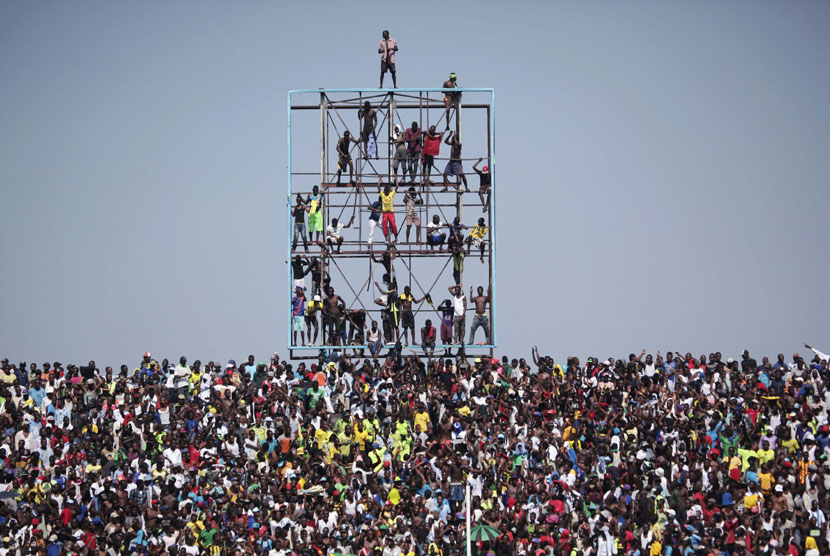 Suporter Piala Afrika 2021/ilustrasi. Setidaknya enam orang dilaporkan meninggal dunia karena berdesak-desakan masuk stadion sebelum laga babak 16 besar Piala Afrika 2021, antara tim tuan rumah, Kamerun, kontra Komoros, Selasa (25/1/2022) dini hari WIB.