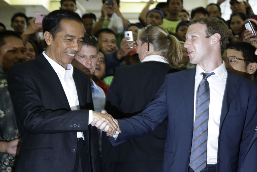   Presiden terpilih Joko Widodo berjabat tangan dengan pendiri Facebook, Mark Zuckerberg (kanan) saat berkunjung ke Pasar Tanah Abang, Jakarta, Senin (13/10).  (AP/Achmad Ibrahim)