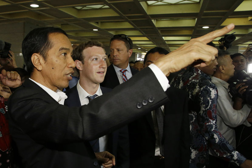   Presiden terpilih Joko Widodo bersama pendiri Facebook, Mark Zuckerberg (kedua kiri) saat tiba di Pasar Tanah Abang, Jakarta, Senin (13/10).  (AP/Achmad Ibrahim)