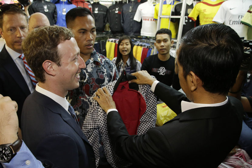   Presiden terpilih Joko Widodo bersama pendiri Facebook, Mark Zuckerberg (kiri) saat berkunjung ke Pasar Tanah Abang, Jakarta, Senin (13/10).  (AP/Achmad Ibrahim)