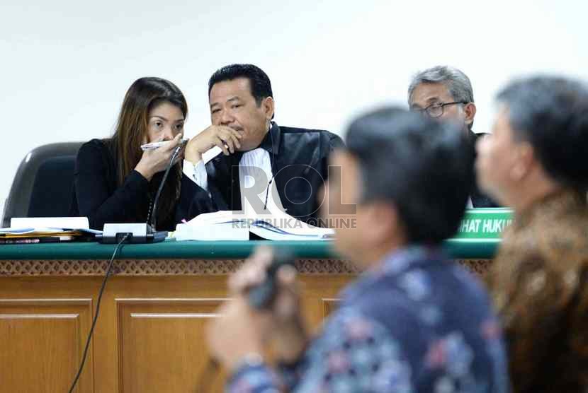  Presiden Direktur PT Parna Raya Industri, Artha Meris Simbolon (kiri) menjalani sidang lanjutan dengan agenda mendengarkan keterangan saksi di Pengadilan Tipikor, Jakarta, Senin (13/10).  (Republika/ Wihdan)