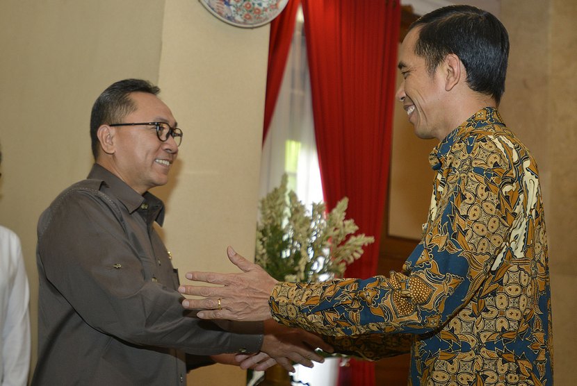   Gubernur DKI Jakarta sekaligus Presiden terpilih Joko Widodo (kanan) menyambut kedatangan Ketua MPR Zulkifli Hasan (kiri) di Rumah Dinas Gubernur DKI Jakarta, Senin (13/10).   (Antara/Widodo S. Jusuf)