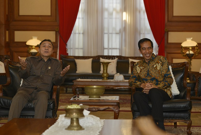  Gubernur DKI Jakarta sekaligus Presiden terpilih Joko Widodo (kanan) berbincang dengan Ketua MPR Zulkifli Hasan (kiri) di Rumah Dinas Gubernur DKI Jakarta, Jalan Taman Suropati Nomor 7, Menteng, Jakarta, Senin (13/10).  (Antara/Widodo S. Jusuf)