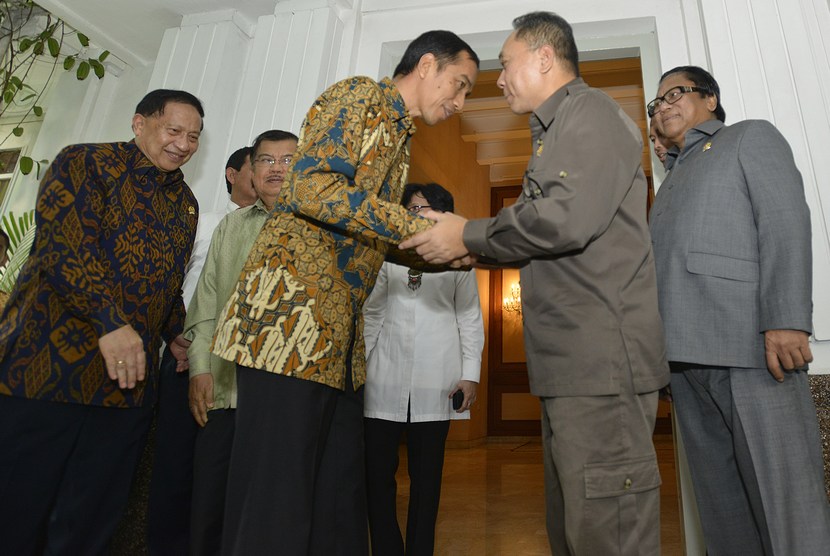  Gubernur DKI Jakarta sekaligus Presiden terpilih Joko Widodo (ketiga kiri) menyalami Ketua MPR Zulkifli Hasan (kedua kanan) di Rumah Dinas Gubernur DKI Jakarta, Senin (13/10).  (Antara/Widodo S. Jusuf)