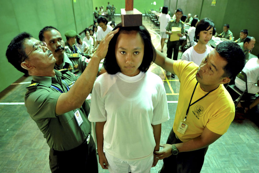   Petugas mengukur tinggi badan seorang calon bintara prajurit karir korps wanita angkatan darat (Kowad), di Makodam IV Diponegoro, di Semarang, Jateng, Selasa (14/10).  (Antara/R. Rekotomo)